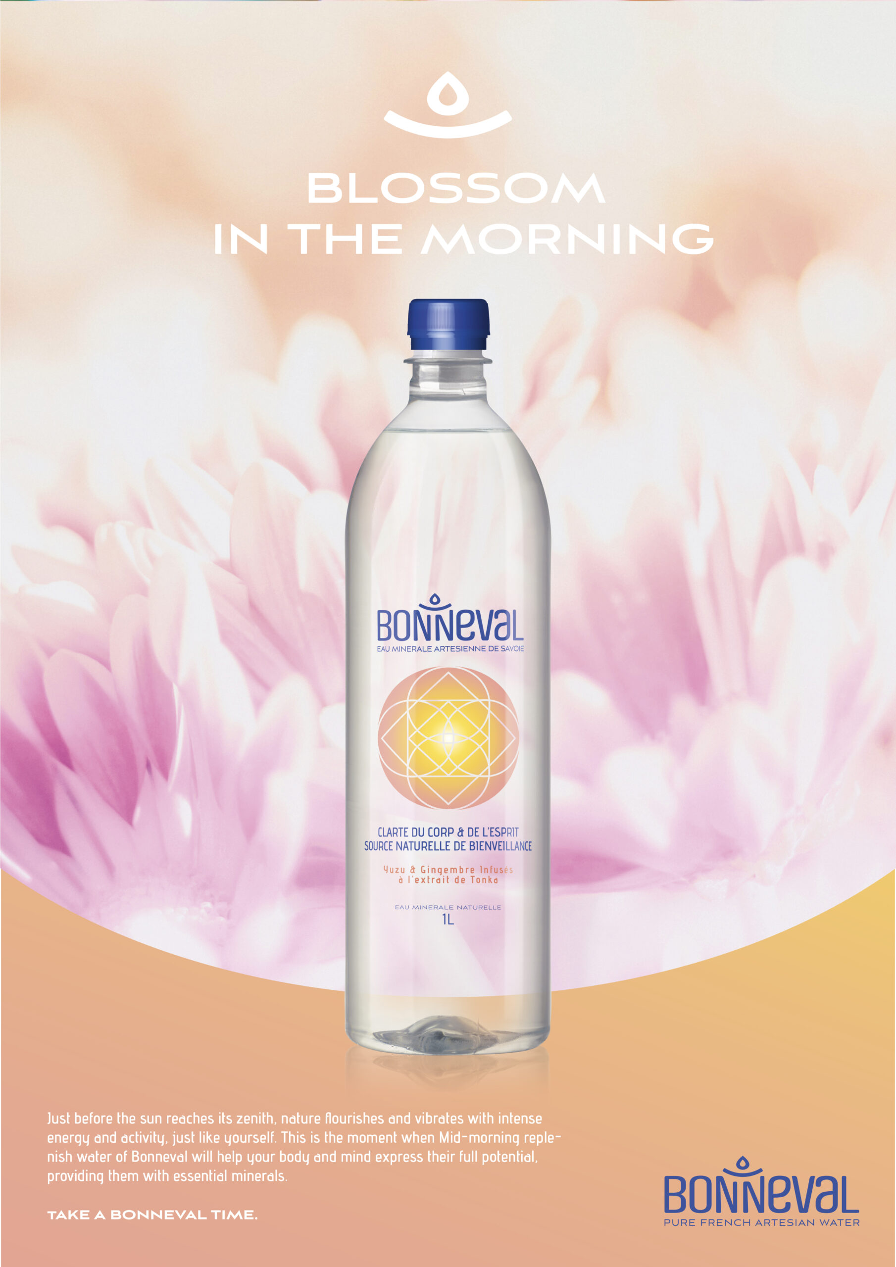 Annonce-presse pour la marque d'eau minérale Bonneval. Visuel d'une bouteille d'eau sur fond de fleurs.