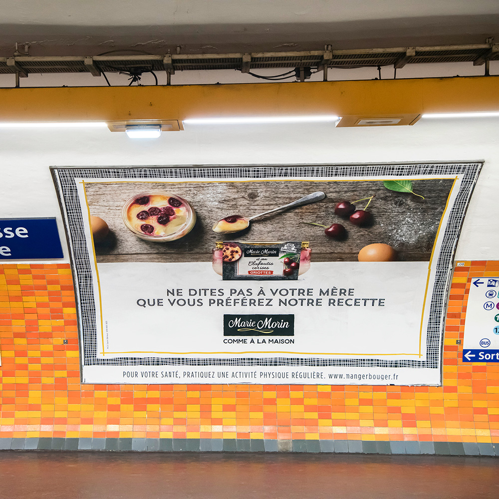 Affiche 4x3 pour la marque Marie Morin prise dans une station de métro à Paris