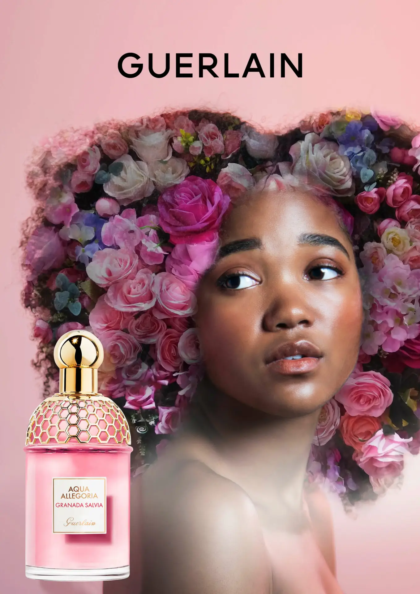 Annonce-presse fictive pour le parfum Aqua Allegoria de la marque Guerlain représentant une jeune femme noire dont la coiffure afro est remplacée par un bouquet de fleurs.